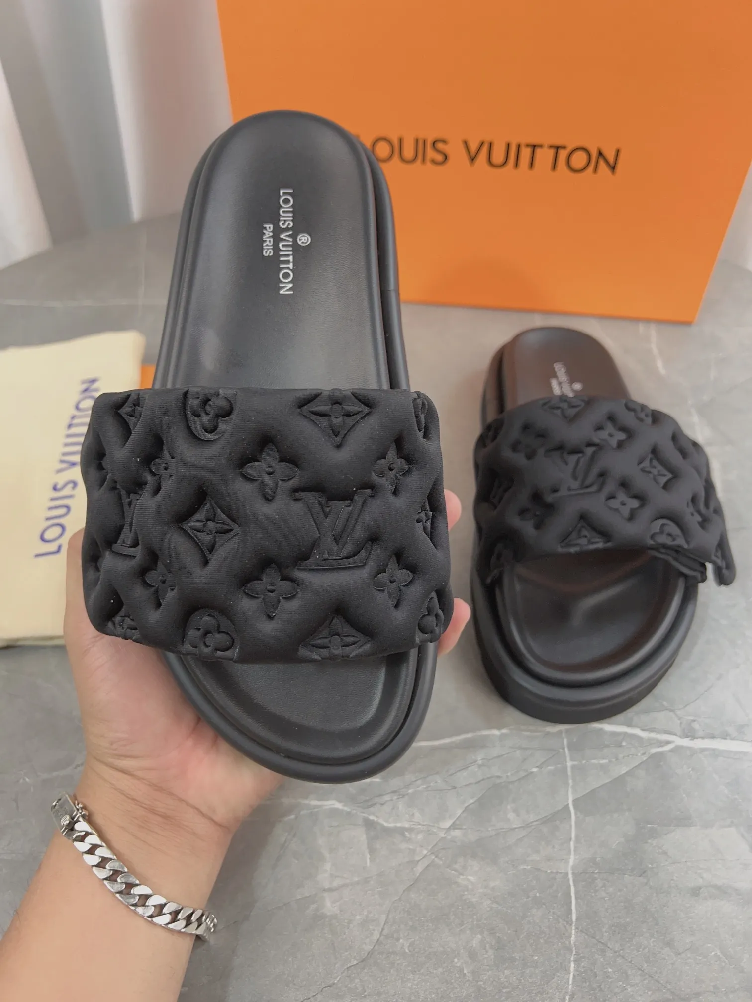 👟👟Ex-factory price 360👟👟 Women's Shoes Women's Clothing LV Donkey Brand L Home 2023 Hot Style Embossed Logo Embossed Sandals This Pool Pillow Comfort flat sandals are made of technical fabrics and use high-frequency embossing technology to reinterpret the Monogram pattern. Soft padded upper with adjustable Velcro, comfortable and tough insole adds harmonious color ▪️Fabric: Original customized technical fabric ▪️Lining: soft sheepskin lining ▪️Sole: Original open-molded rubber foam outsole Color: sky blue. Yellow. Black ▪️Size: 35-45